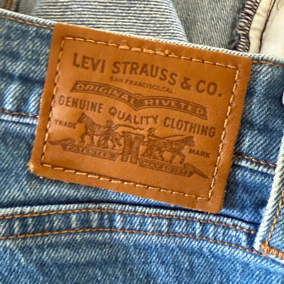 LEVI'S | Wedgie High Rise Ankle Length Distressed Knee Blue Jeans | Size 32 - Picture 6 of 6